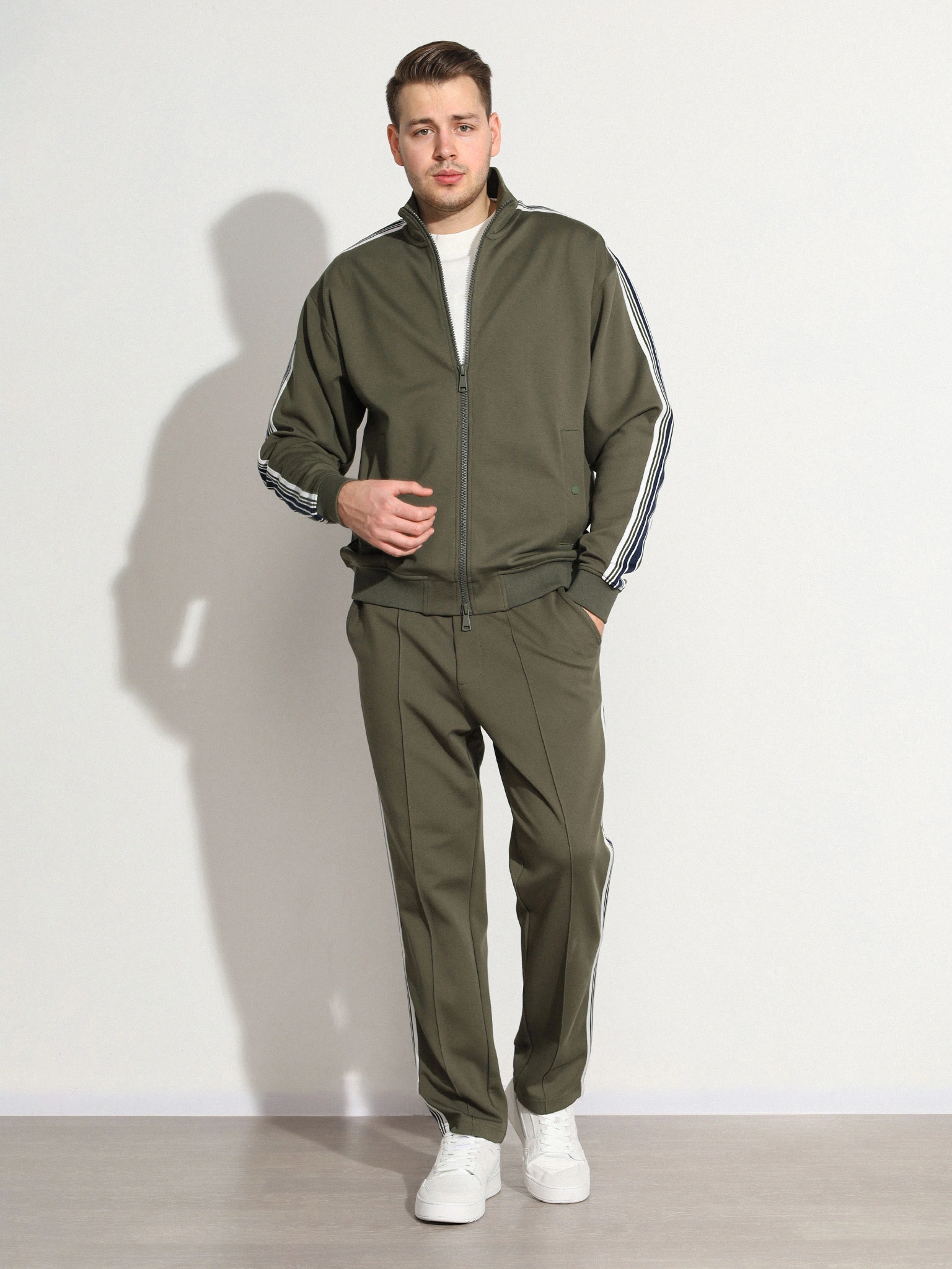 Толстовка зеленого цвета с лампасами по рукавам из смесового хлопка